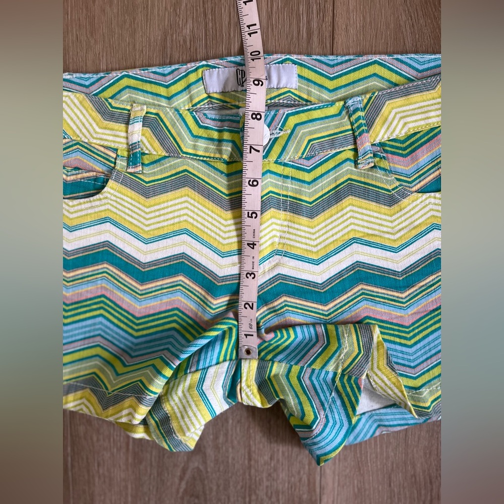 Green Retro Chevron Jean Shorts EUC - Picture 5 of 7